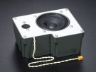 En bassreflekshøyttaler med metallplate gir dype, fyldige lyder. Volumet kan justeres via senderen. thumbnail