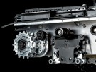 Med et aluminiumchassis og støpte komponenter som drivhjul og opphengsarm, har modellen god slitestyrke. thumbnail