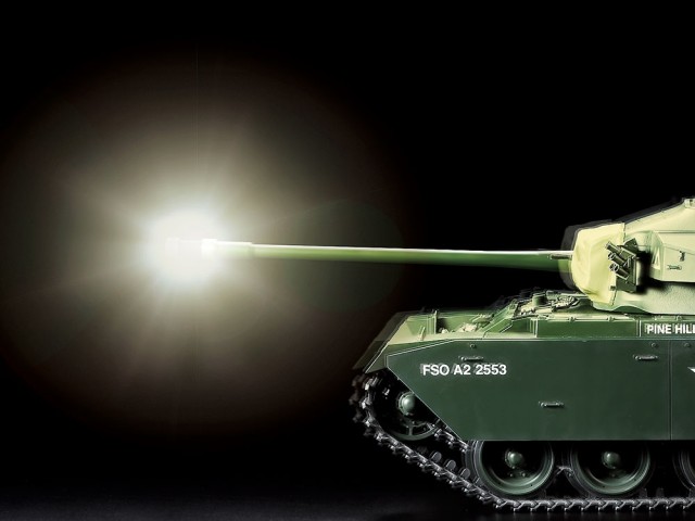 Når pistolen avfyres, sendes et blink fra et LED lys via den klare delen i munningen, akkompagnert av lyd, rekyl og kjøretøyskast.